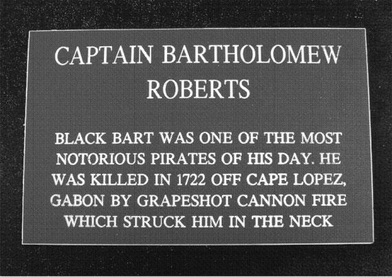 Памятная табличка в честь Бартоломью Робертса (текст возносит его заслуги как пирата, указывая, что Робертс погиб от ранения картечью в шею)